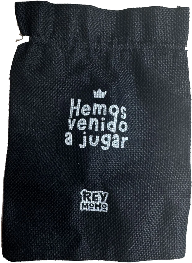 Bolsa de tela negra de Rey Mono 2: Traición, con la corona, el lema «Hemos venido a jugar» y el logotipo de Rey Mono bordados en blanco